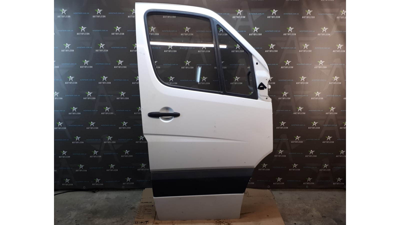 Б/у дверь передняя правая белая для Mercedes Sprinter W906