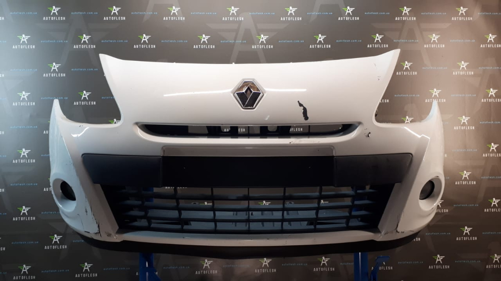Б/у бампер передний в сборе 8200799930, 8200682328 для Renault Clio III