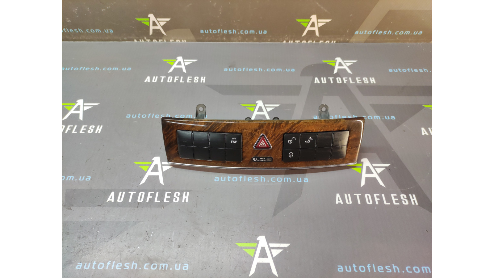 Б/у блок кнопок в центральную консоль 2038700110, A2036804082 для Mercedes C-Class/ CLK