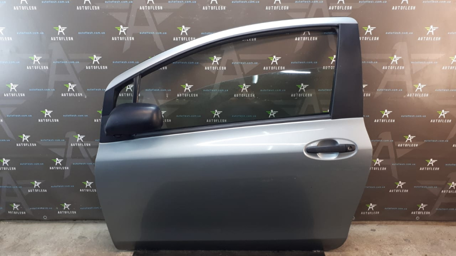 Б/у дверь передняя левая 67112-52120 для Toyota Yaris II Б/у дверь передняя левая 67112-52120 для Toyota Yaris II