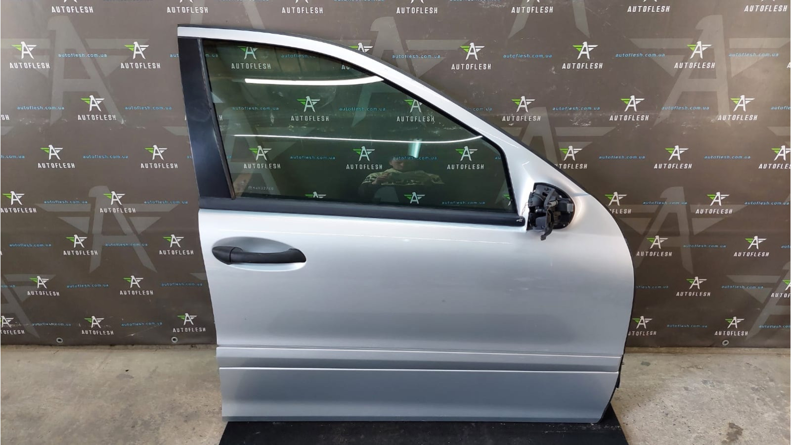 Б/у дверь передняя правая A2037200205 для Mercedes C-Class