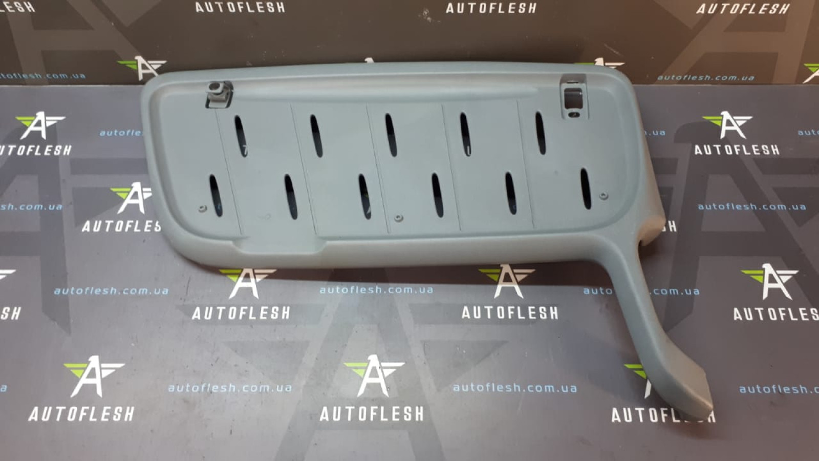 Б/у полка солнцезащитного козырька левая A9066900092 для Mercedes Sprinter/ Volkswagen Crafter