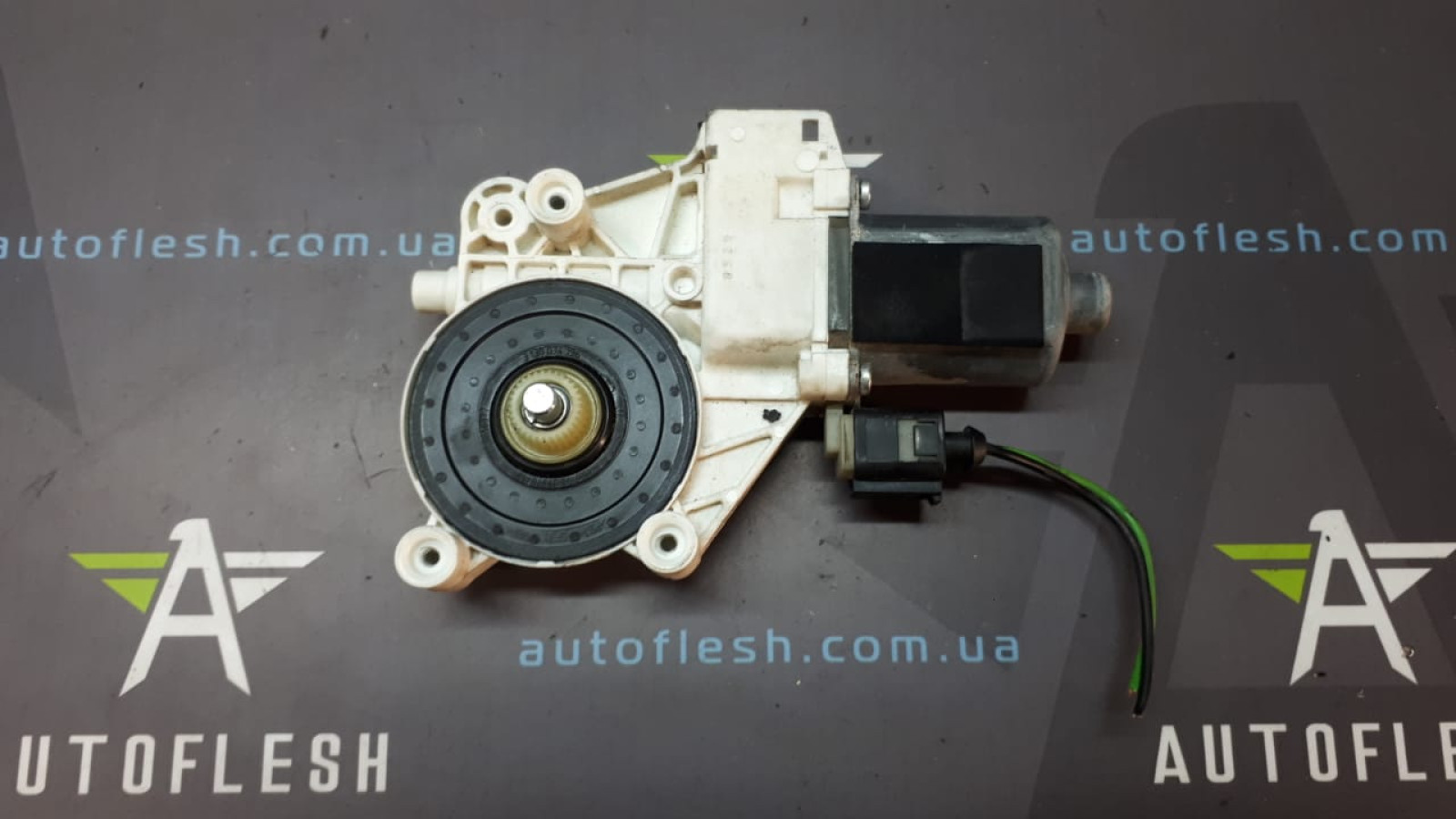 Б/у моторчик стеклоподъемника A0068205442 для Mercedes Sprinter/ Volkswagen Crafter
