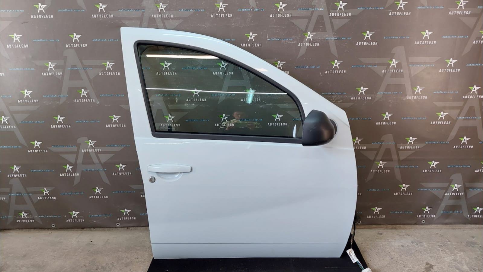 Б/у дверь передняя правая 801008333R, 801007358R для Dacia Duster Б/у дверь передняя правая 801008333R, 801007358R для Dacia Duster