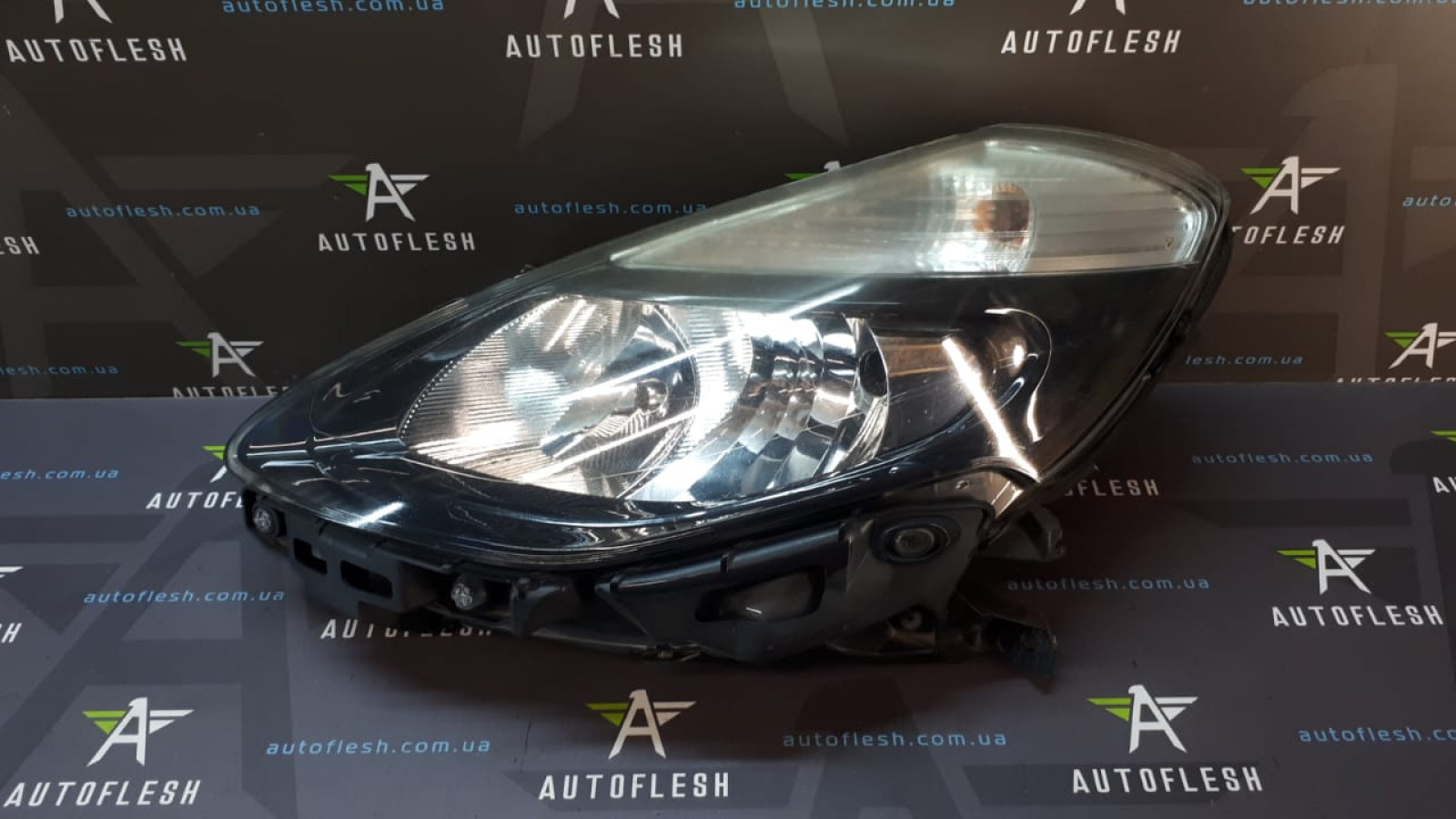 Б/у стекло фары/ фара левая 260605550R/ 14111F для Renault Clio III
