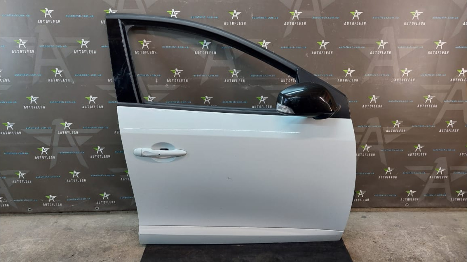 Б/у дверь передняя правая 801003986R для Renault Fluence