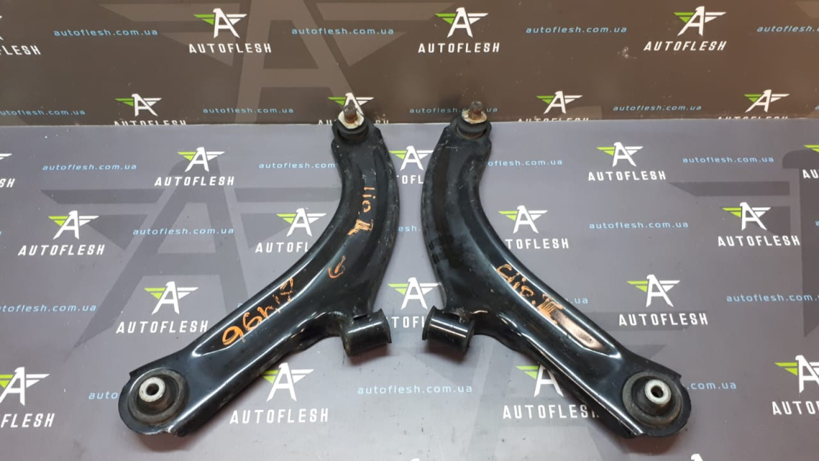 Б/у рычаг передней подвески 8200744091, 8200744092 для Renault Clio III/ Modus