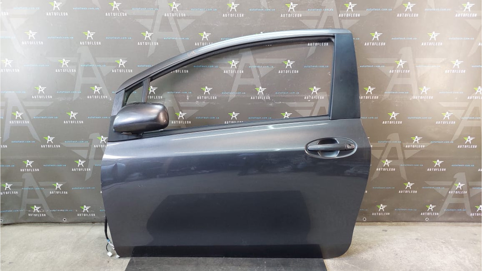 Б/у дверь передняя левая/ дверь водительская 670020D180 для Toyota Yaris Б/у дверь передняя левая/ дверь водительская 670020D180 для Toyota Yaris