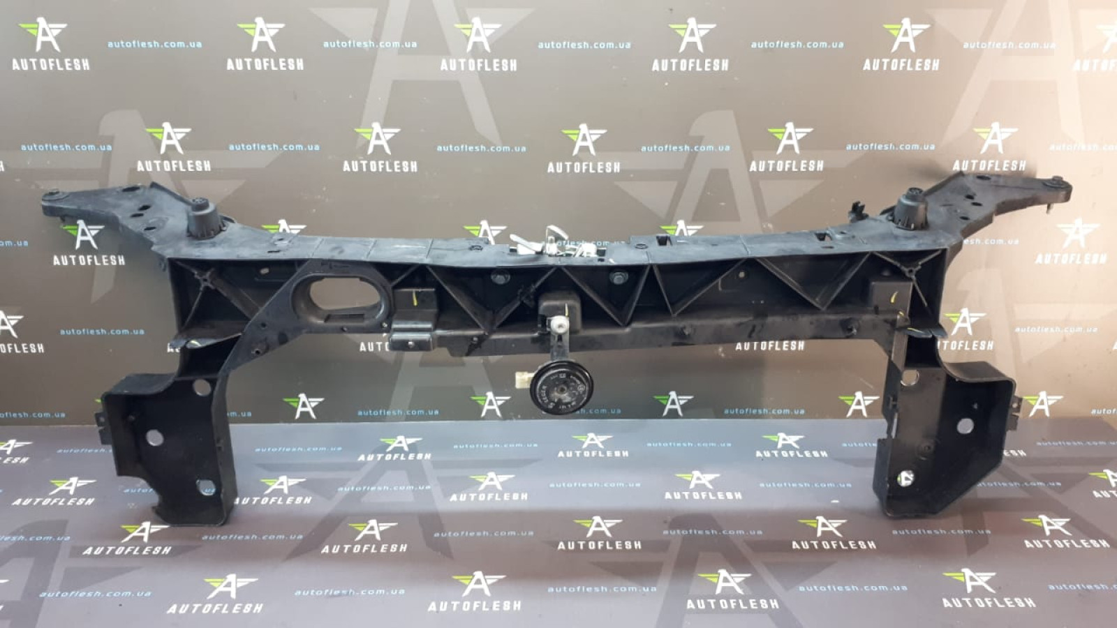 Б/у панель передняя 8200290143 для Renault Clio III Б/у панель передняя 8200290143 для Renault Clio III