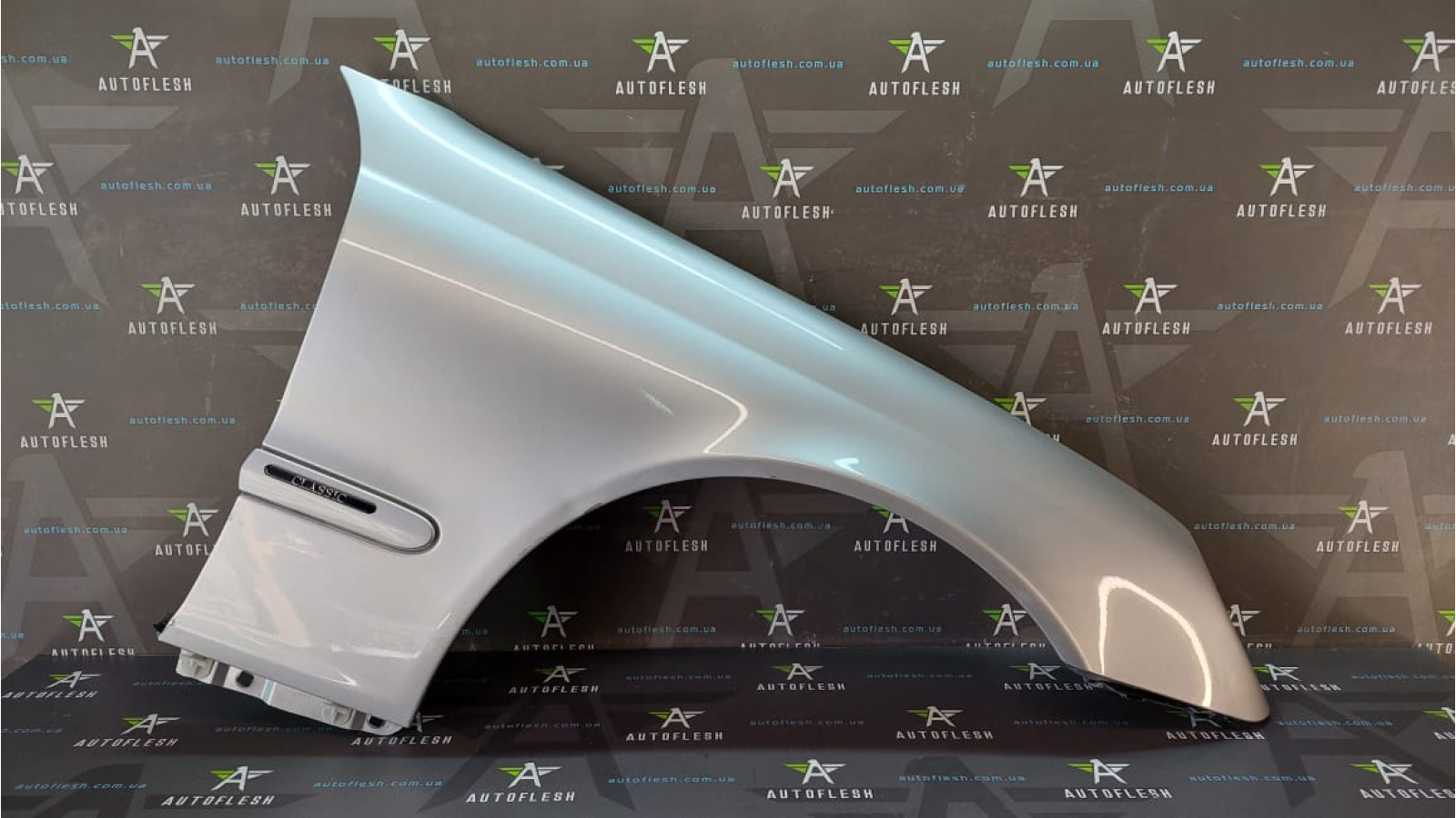 Б/у крыло переднее правое A2038800218 для Mercedes C-Class