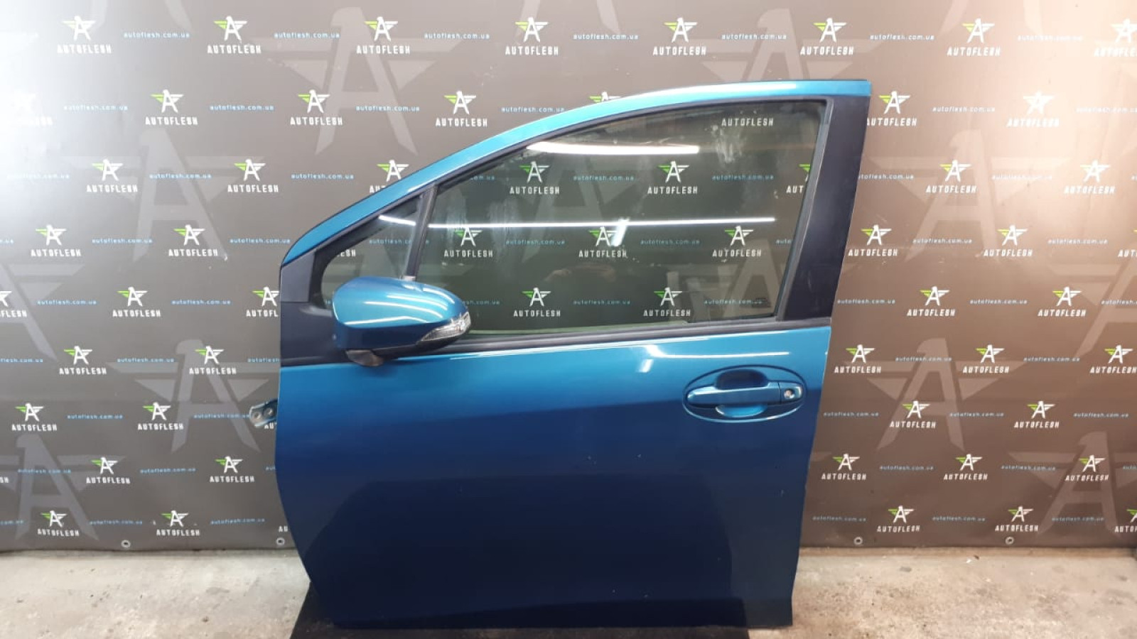 Б/у стекло водительской двери 681200D191 для Toyota Yaris III Hybrid