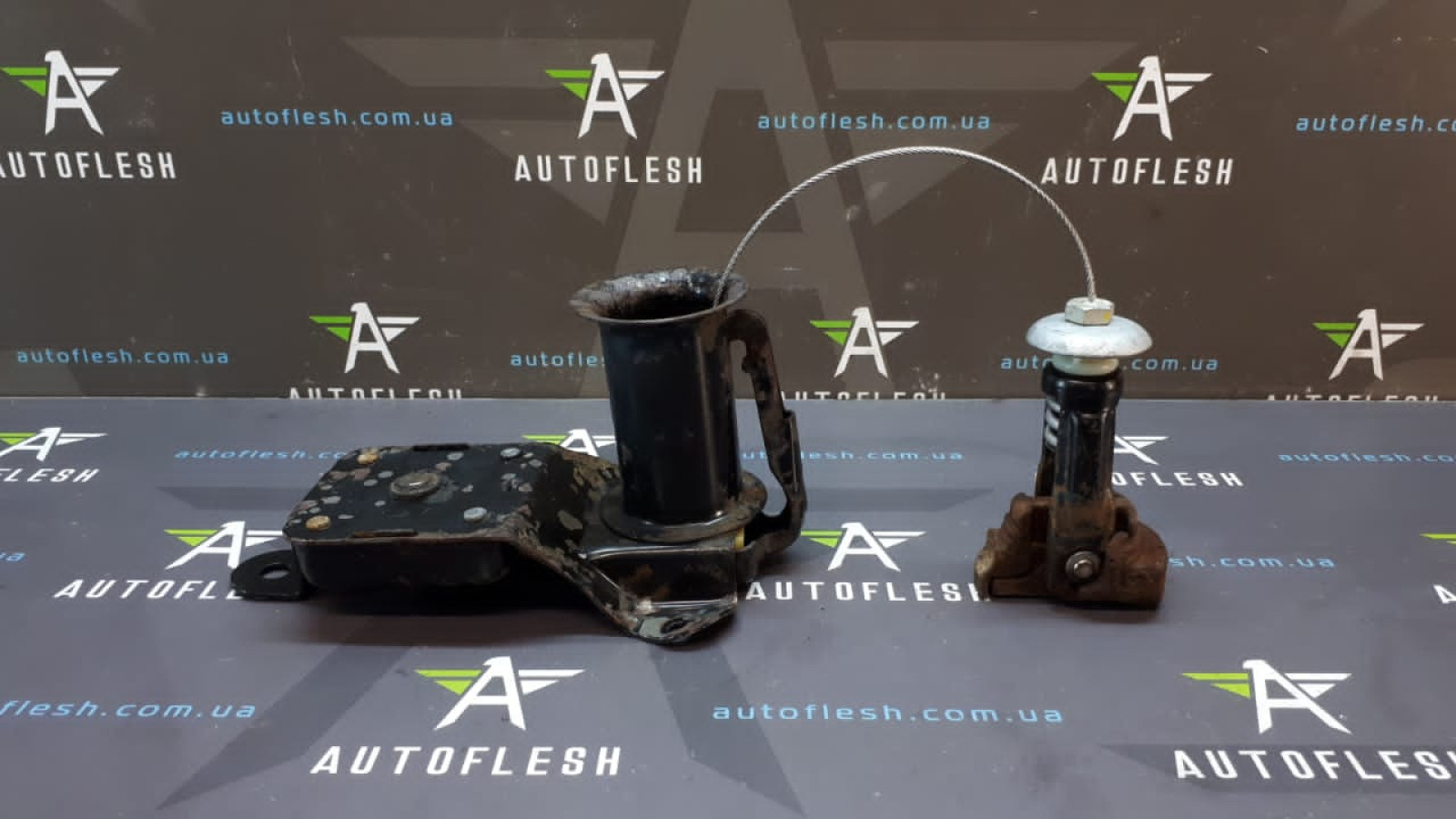 Б/у механизм крепления запаски 572111357R, 8200714128 для Renault Scenic II, III
