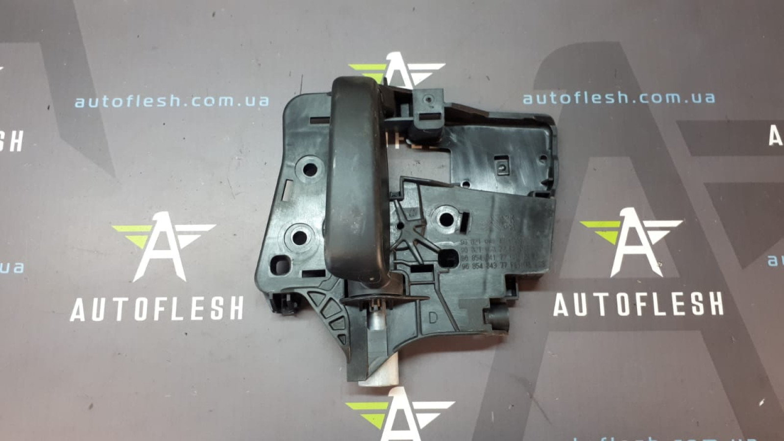 Б/у ручка правой раздвижной двери внутренняя 9682100677 для Citroen Berlingo/ Peugeot Partner Б/у ручка правой раздвижной двери внутренняя 9682100677 для Citroen Berlingo/ Peugeot Partner