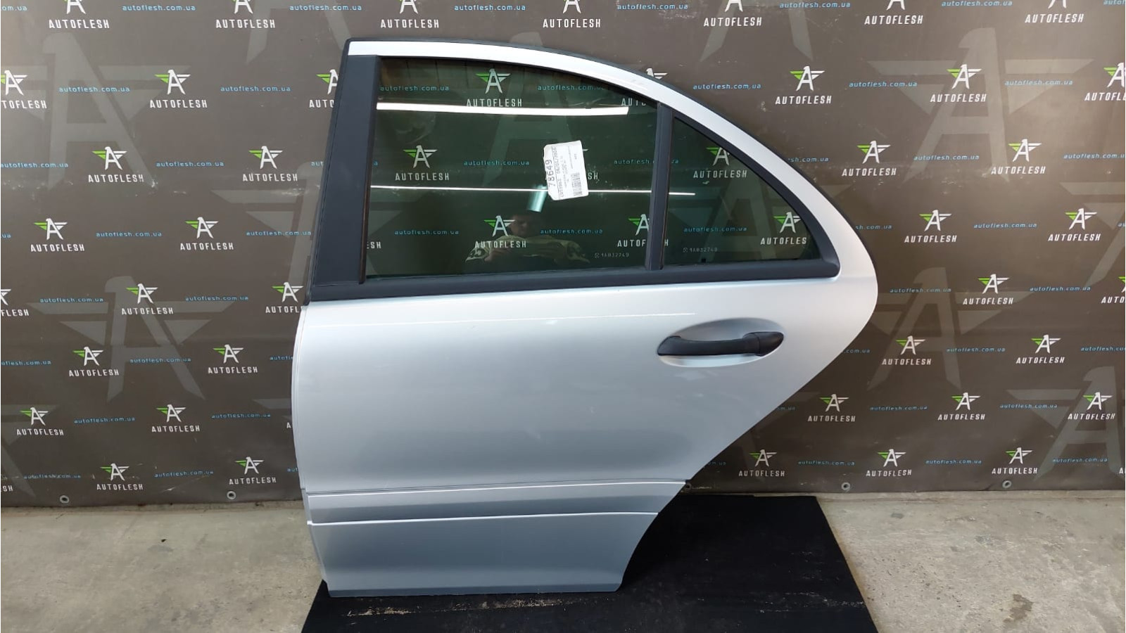 Б/у дверь задняя левая A2037300705 для Mercedes C-Class