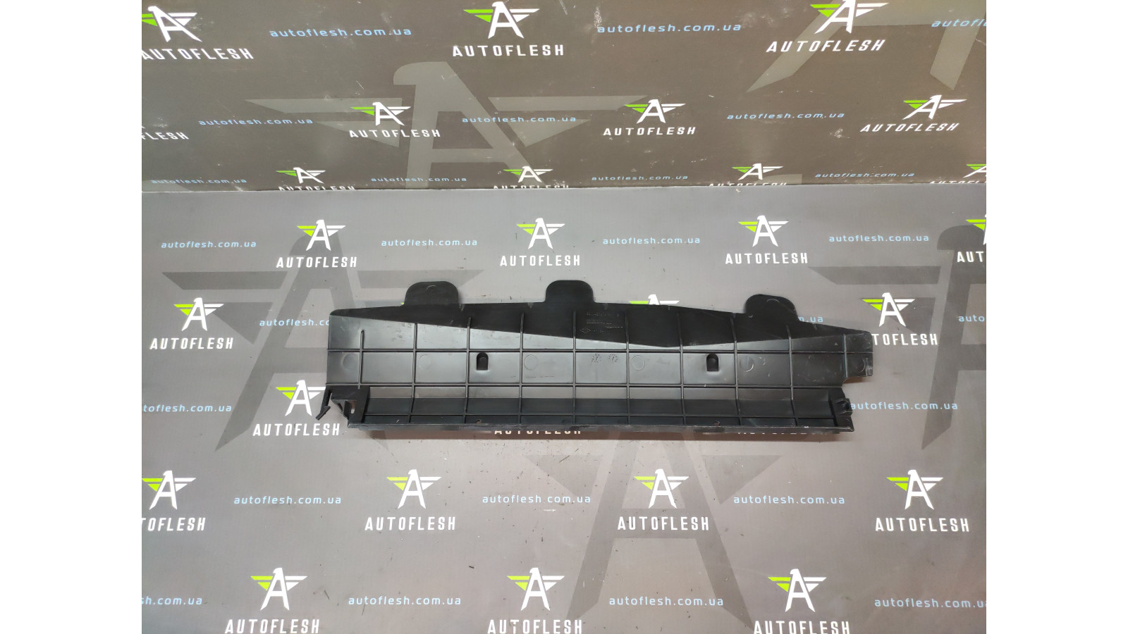 Б/у дефлектор радиатора 8200427478 для Renault Kangoo II Б/у дефлектор радиатора 8200427478 для Renault Kangoo II