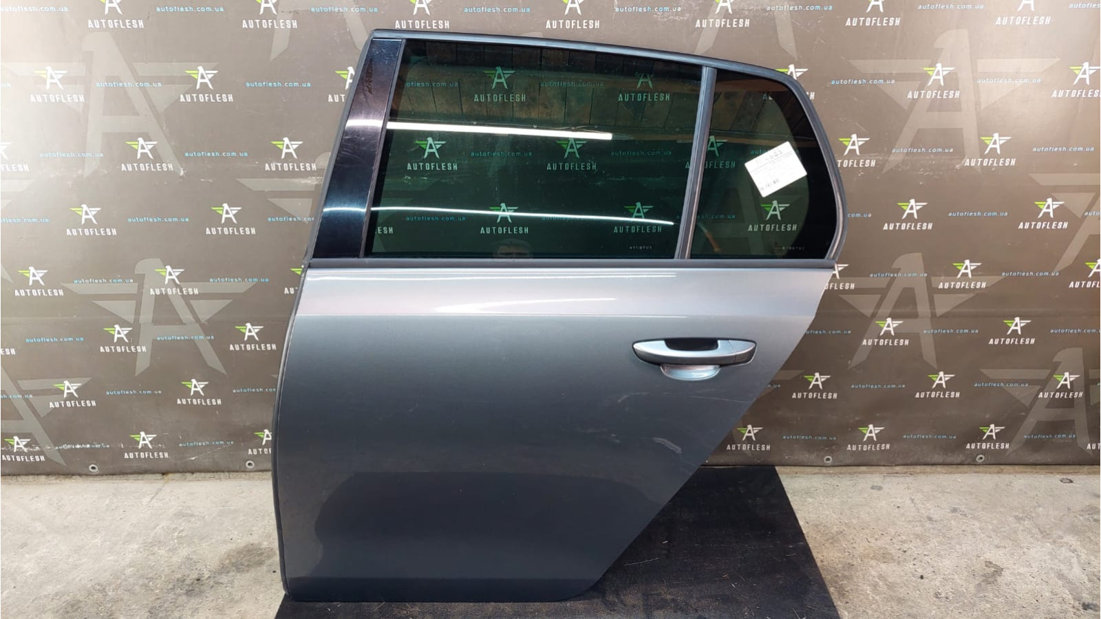 Б/у дверь задняя левая 5K6833055K для Volkswagen Golf VI