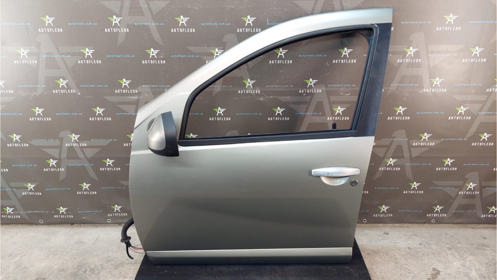 Б/у дверь передняя левая/ правая 801015127R, 801007358R для Dacia Sandero Б/у дверь передняя левая/ правая 801015127R, 801007358R для Dacia Sandero
