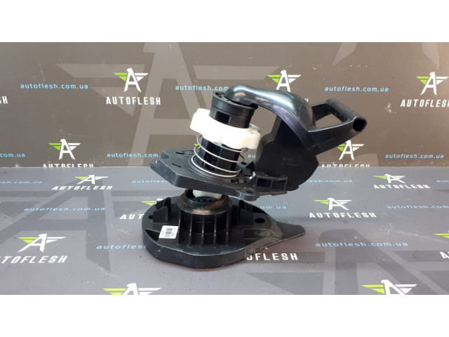 Б/у механизм крепление запасного колеса 8200601401 для Renault Clio III/ Clio IV Б/у механизм крепление запасного колеса 8200601401 для Renault Clio III/ Clio IV