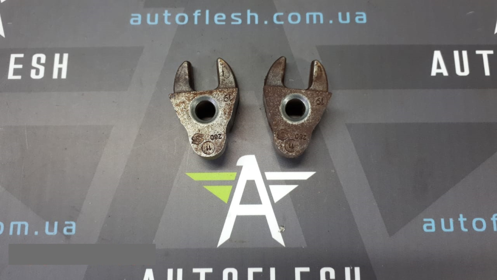 Б/у бугель крепление форсунки 9801927080, 1.6 HDi, Euro 5 для Citroen/ Ford/ Mazda/ Peugeot Б/у бугель крепление форсунки 9801927080, 1.6 HDi, Euro 5 для Citroen/ Ford/ Mazda/ Peugeot