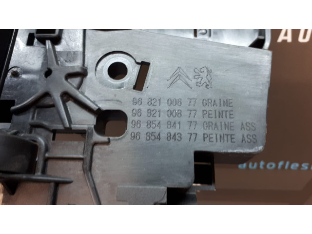 Б/у ручка правой раздвижной двери внутренняя 9682100677 для Citroen Berlingo/ Peugeot Partner Б/у ручка правой раздвижной двери внутренняя 9682100677 для Citroen Berlingo/ Peugeot Partner
