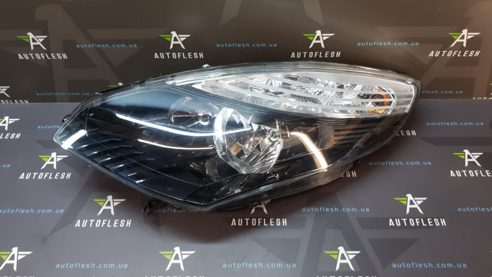 Б/у стекло фары/ фара левая 260606760R, 89903290 для Renault Scenic III Б/у стекло фары/ фара левая 260606760R, 89903290 для Renault Scenic III