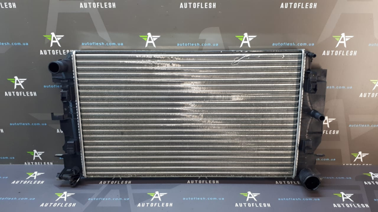 Б/у радиатор основной A9065000002 для Mercedes Sprinter/ Volkswagen Crafter