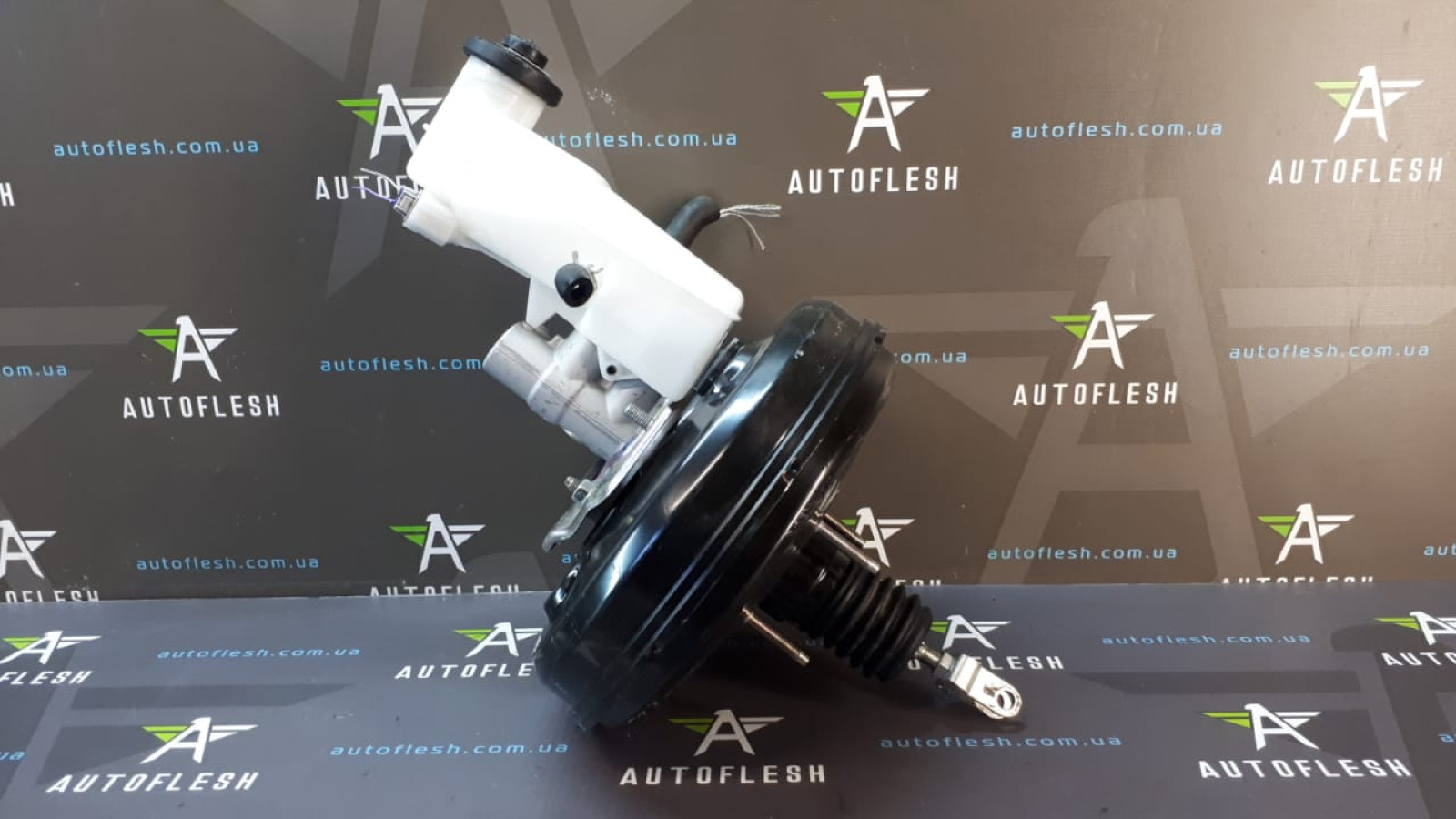 Б/у главный тормозной цилиндр с бачком 472010K590 для Toyota Hilux VIII