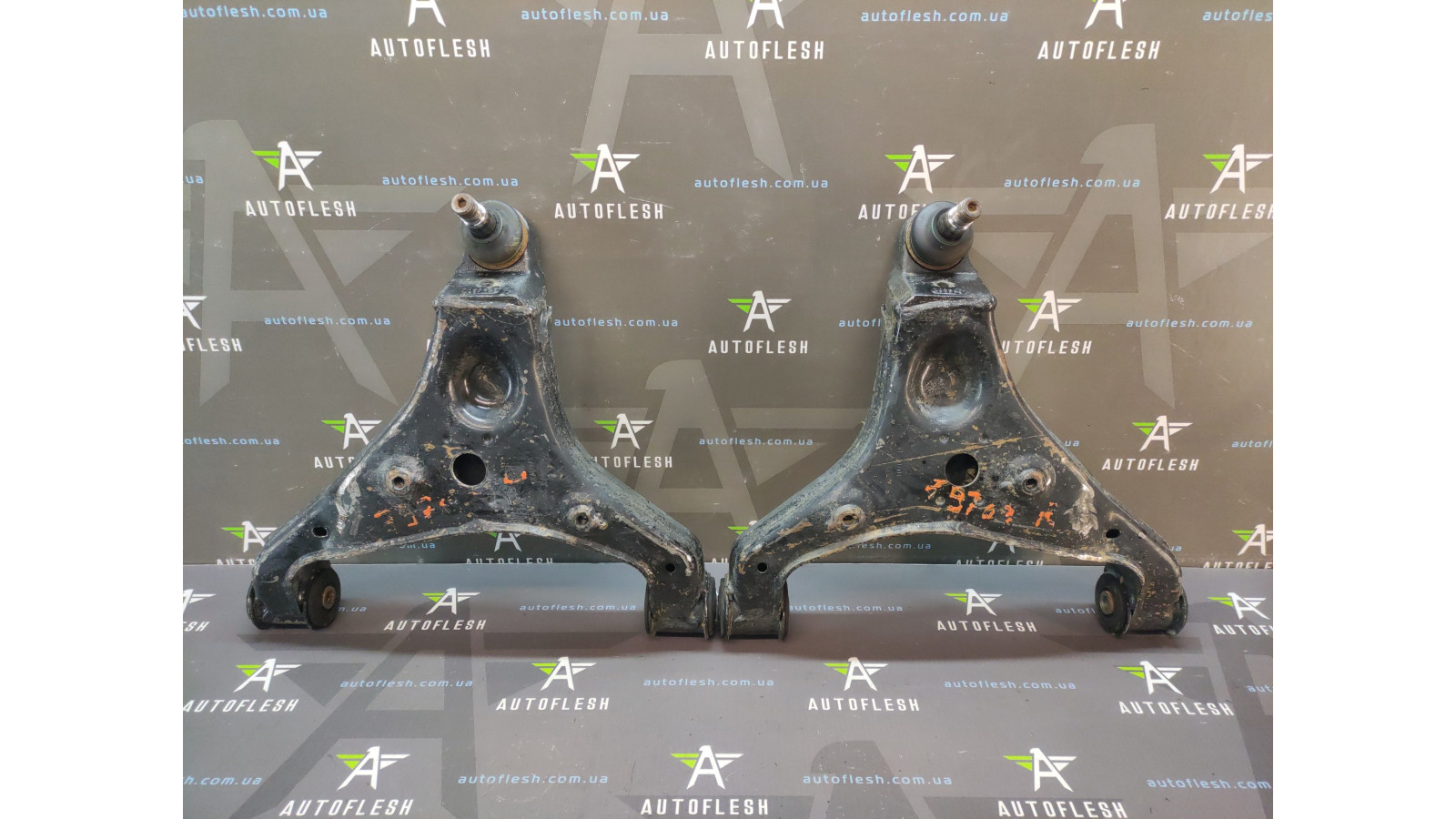 Б/у рычаг передний нижний левый/ правый A9063304007, A9063304107 для Mercedes Sprinter/ Volkswagen Crafter
