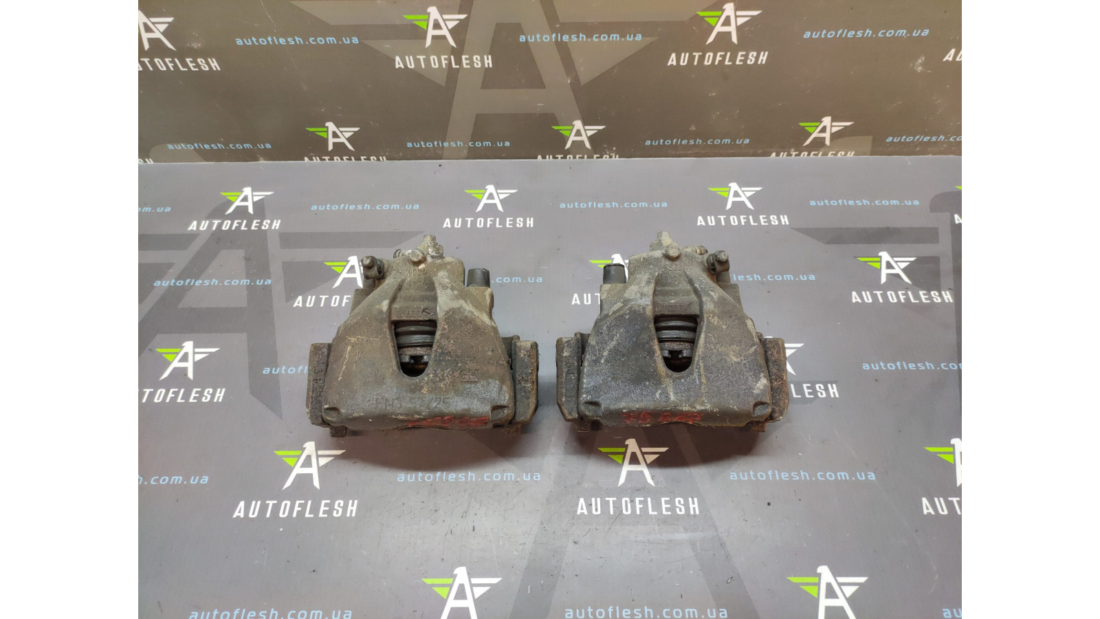 Б/у суппорт тормозной передний 93176427, 93176426, 542472, 542471 для Opel