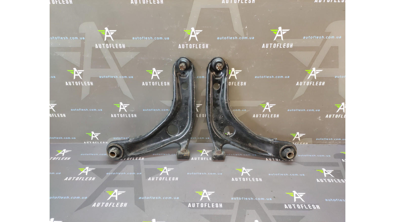 Б/у рычаг передний левый/ правый 4806809150, 4806909140 для Subaru Trezia/ Toyota Urban Cruiser, Verso S, Yaris