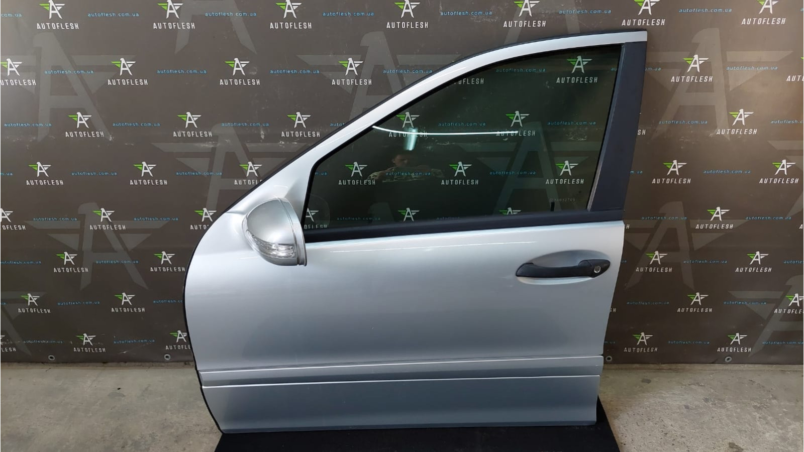 Б/у дверь передняя левая/ дверь водительская A2037200105 для Mercedes C-Class
