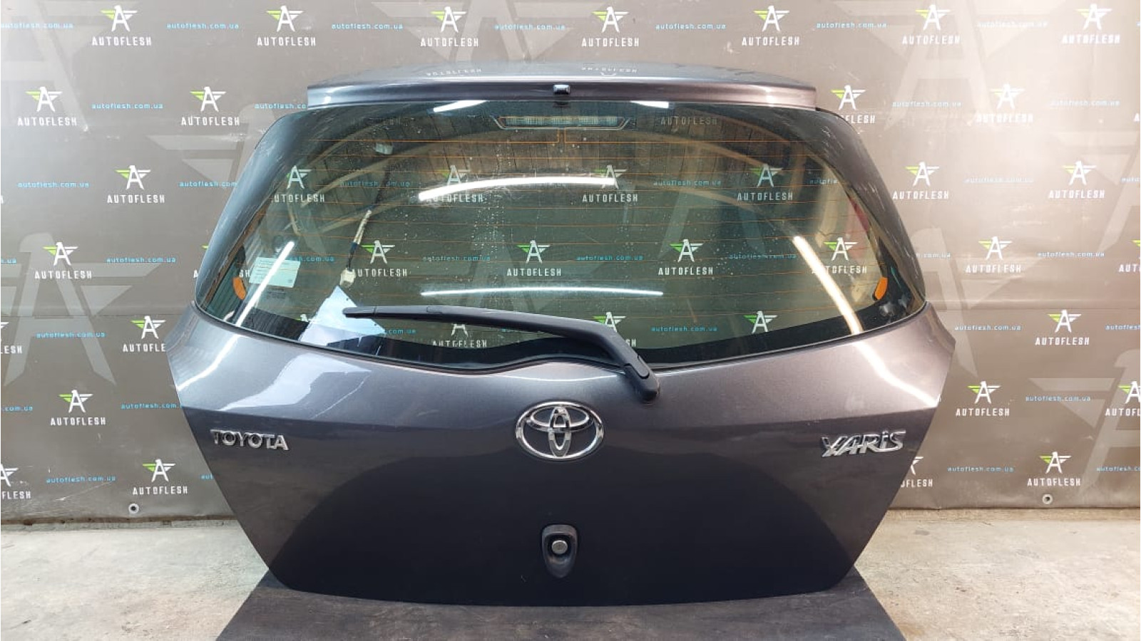 Б/у крышка багажника в сборе 67005-0D030, 68105-0D050, 67005-0D160 для Toyota Yaris Б/у крышка багажника в сборе 67005-0D030, 68105-0D050, 67005-0D160 для Toyota Yaris