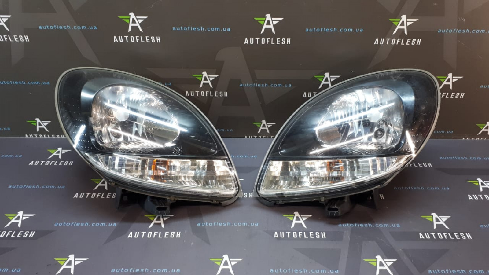Б/у фара передняя в сборе левая/правая 8200444260, 8200444257 для Renault Kangoo Б/у фара передняя в сборе левая/правая 8200444260, 8200444257 для Renault Kangoo