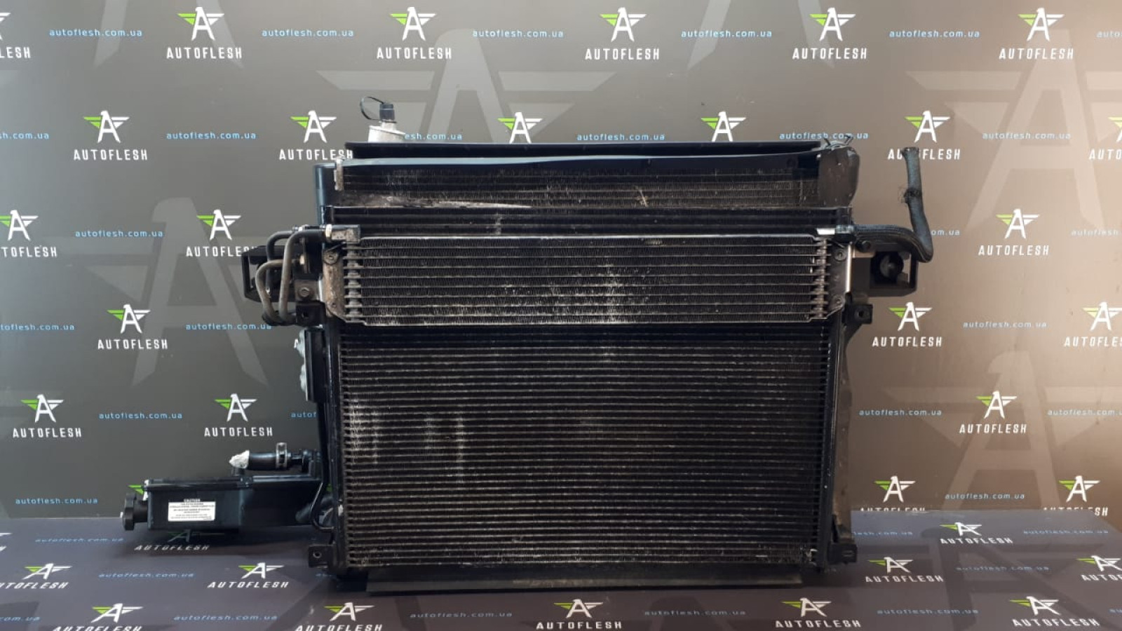 Б/у радиатор масляный/ радиатор ГУР 52090052AB для Jeep Commander/ Grand Cherokee III Б/у радиатор масляный/ радиатор ГУР 52090052AB для Jeep Commander/ Grand Cherokee III