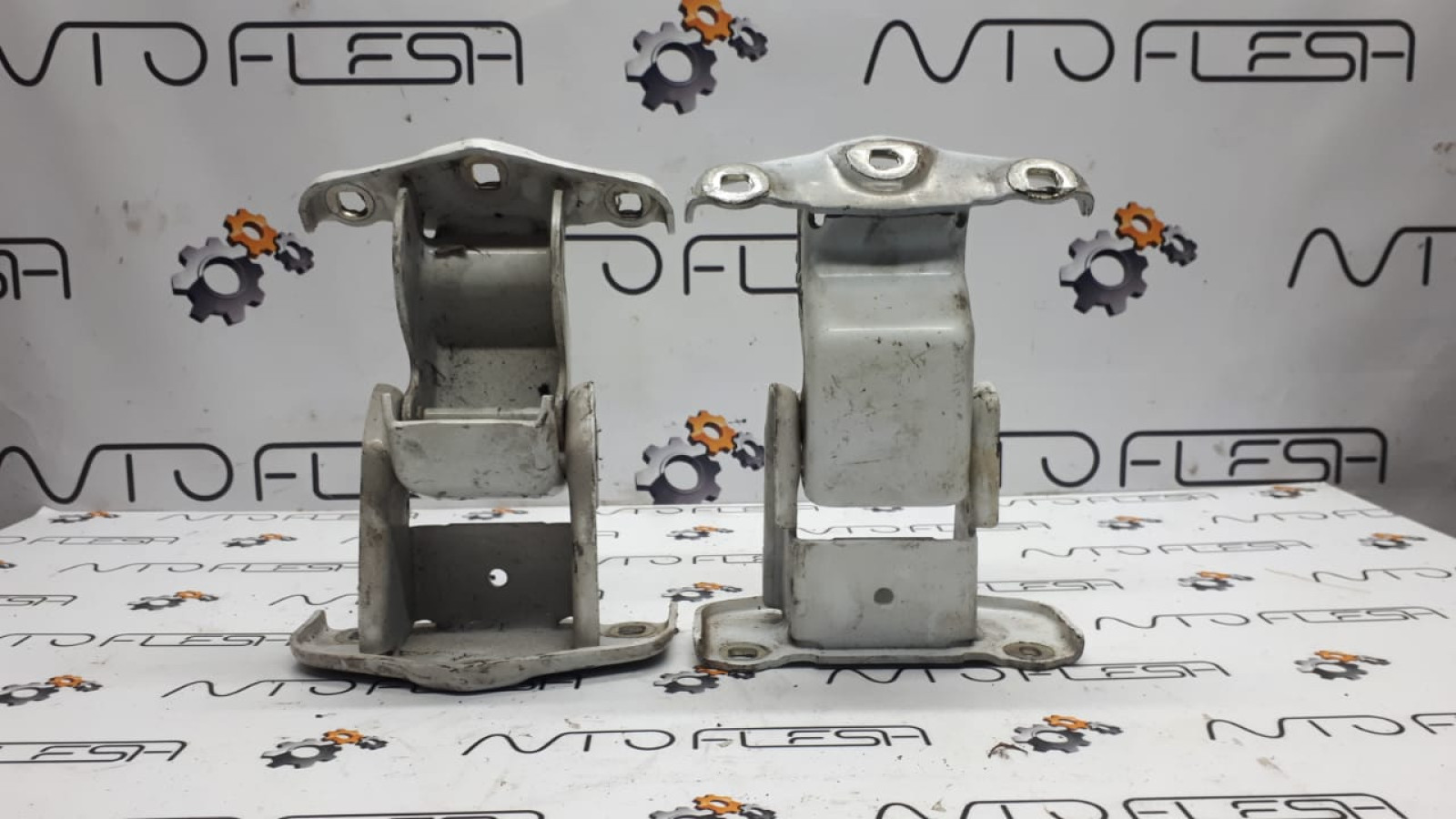 Б/у петля двери 527428A для Nissan Primastar/ Opel Vivaro/ Renault Trafic II
