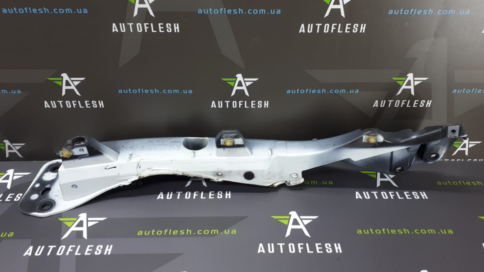 Б/у кронштейн крыла переднего правого 8200314931 для Renault Clio III Б/у кронштейн крыла переднего правого 8200314931 для Renault Clio III
