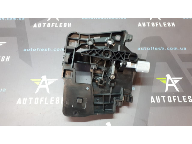 Б/у ручка правой раздвижной двери внутренняя 9682100677 для Citroen Berlingo/ Peugeot Partner Б/у ручка правой раздвижной двери внутренняя 9682100677 для Citroen Berlingo/ Peugeot Partner