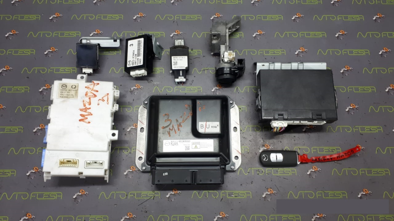 Б/у блок управления двигателем/ комплект ЭБУ R2AK18881G, 2.2 MZR-CD для Mazda 3 BL