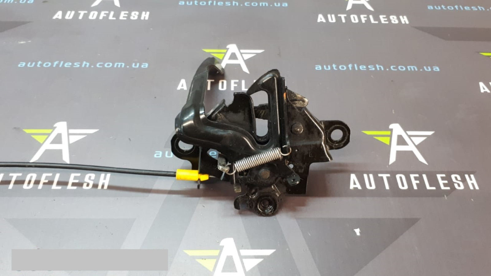 Б/у замок капота 535100D300 для Toyota Yaris III