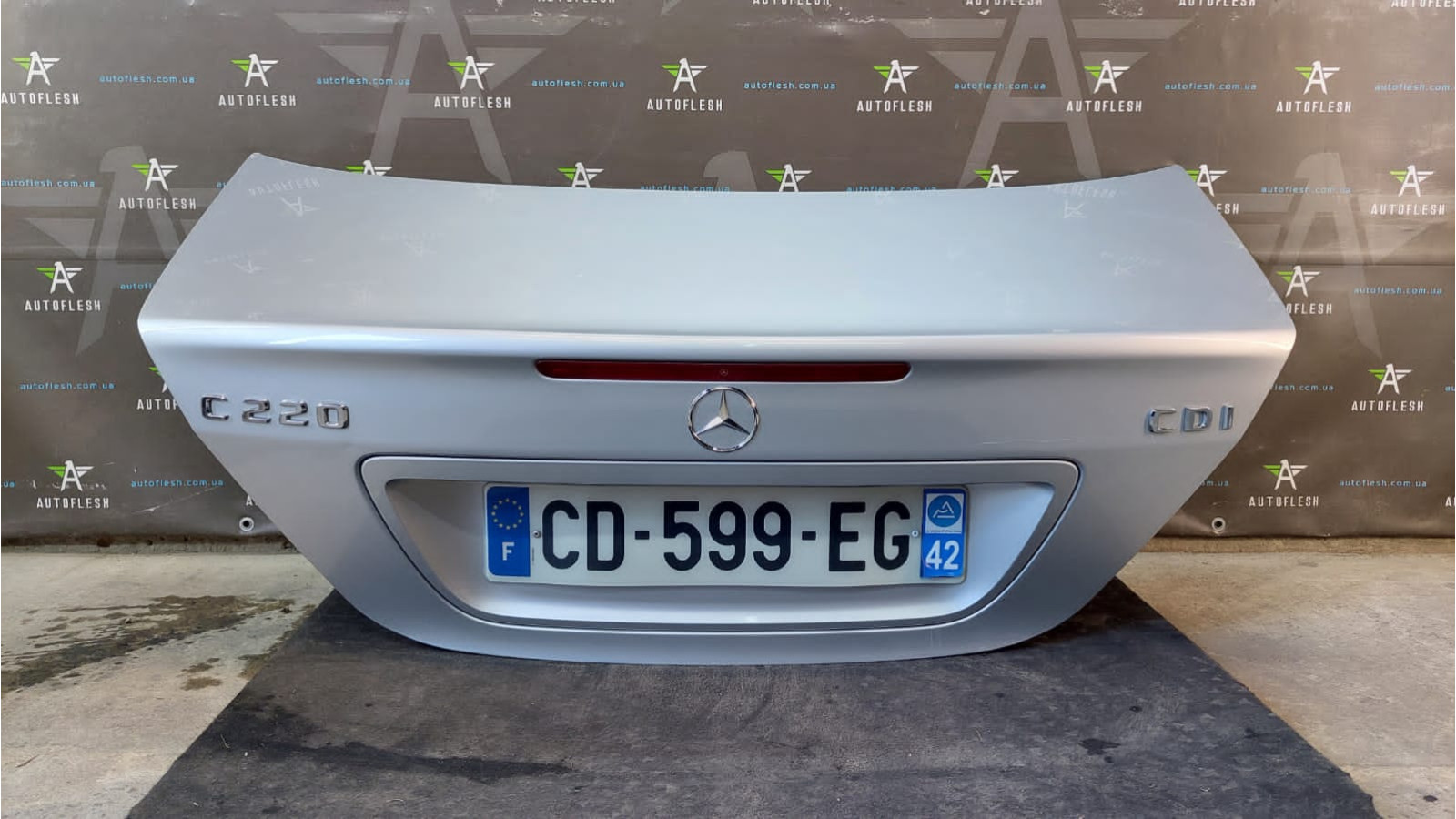 Б/у крышка багажника в сборе A2037500675 для Mercedes C-Class