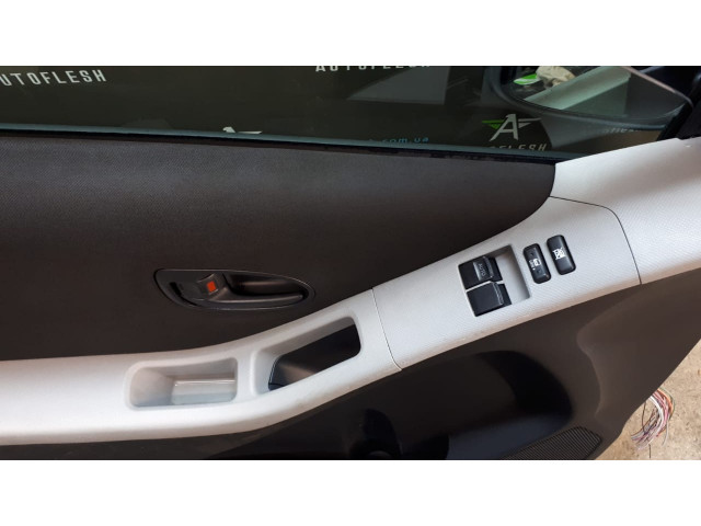 Б/у дверь передняя левая 67112-52120 для Toyota Yaris II Б/у дверь передняя левая 67112-52120 для Toyota Yaris II