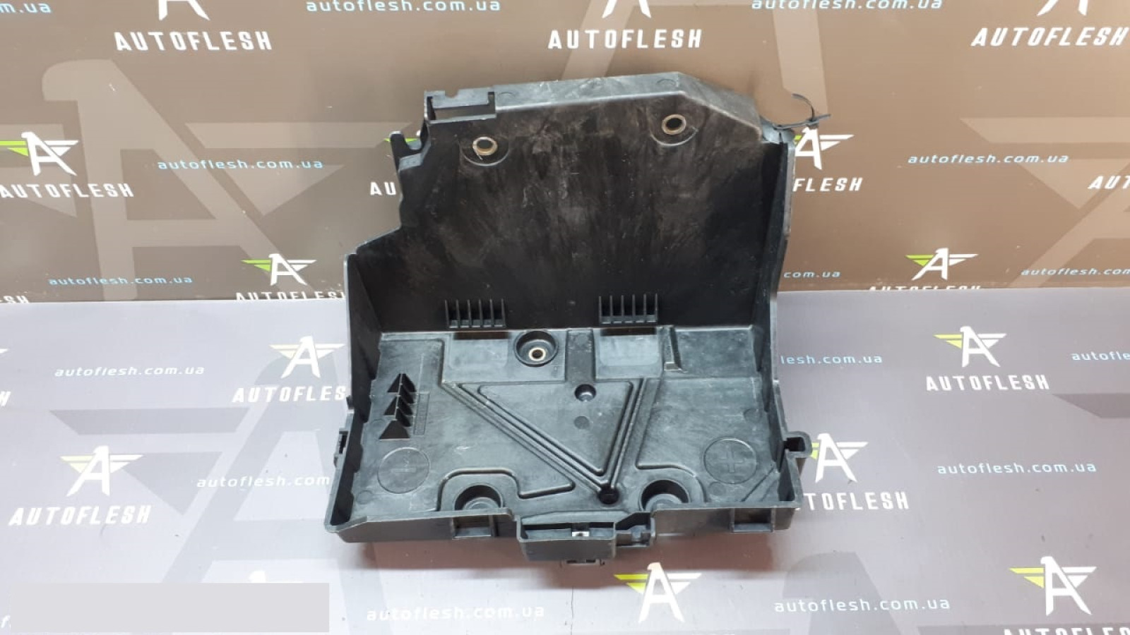 Б/у крепление АКБ/ корпус под аккумулятор 8200870492 для Renault Kangoo II Б/у крепление АКБ/ корпус под аккумулятор 8200870492 для Renault Kangoo II