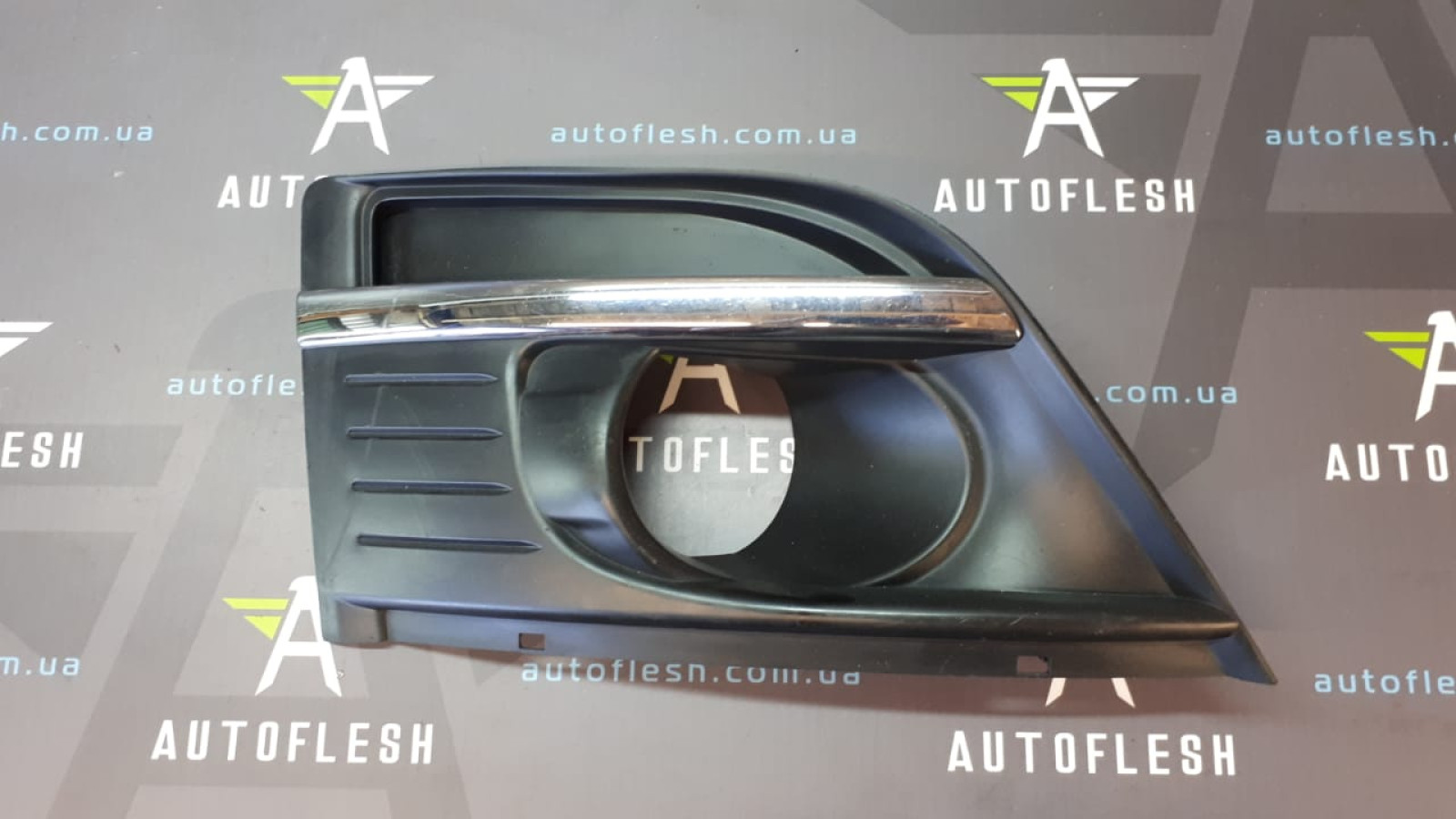 Б/у решетка в бампер передний 9680404177 для Citroen C4 Grand Picasso Б/у решетка в бампер передний 9680404177 для Citroen C4 Grand Picasso