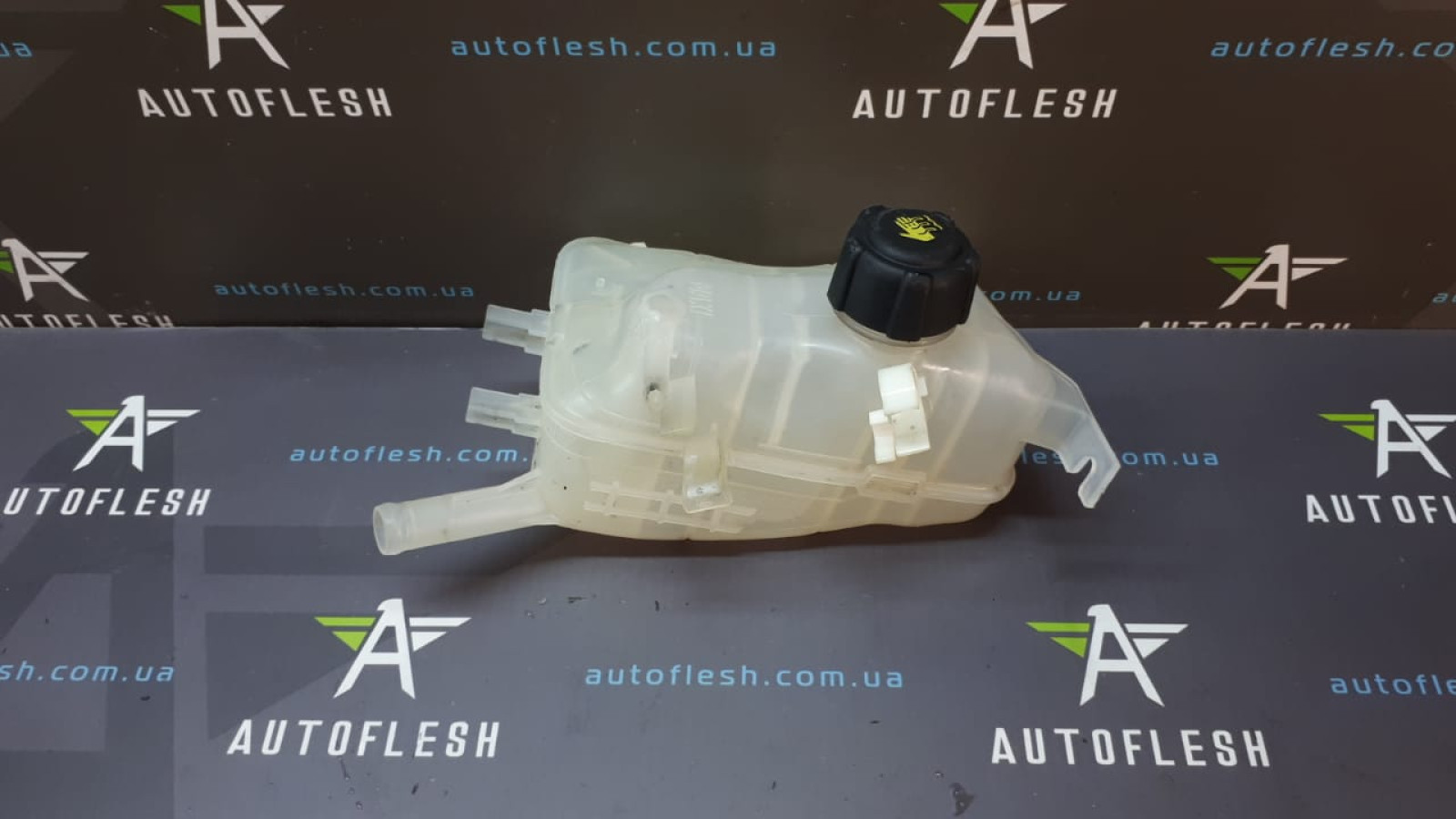 Б/у расширительный бачок 217100005R для Renault Fluence/ Grand Scenic III/ Megane III/ Scenic III