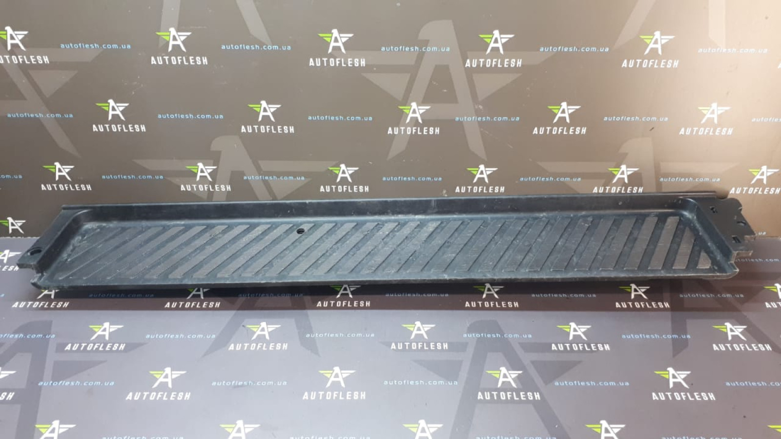 Б/у порог правый/ накладка порога правая внутренняя A9066860710 для Mercedes Sprinter/ Volkswagen Crafter