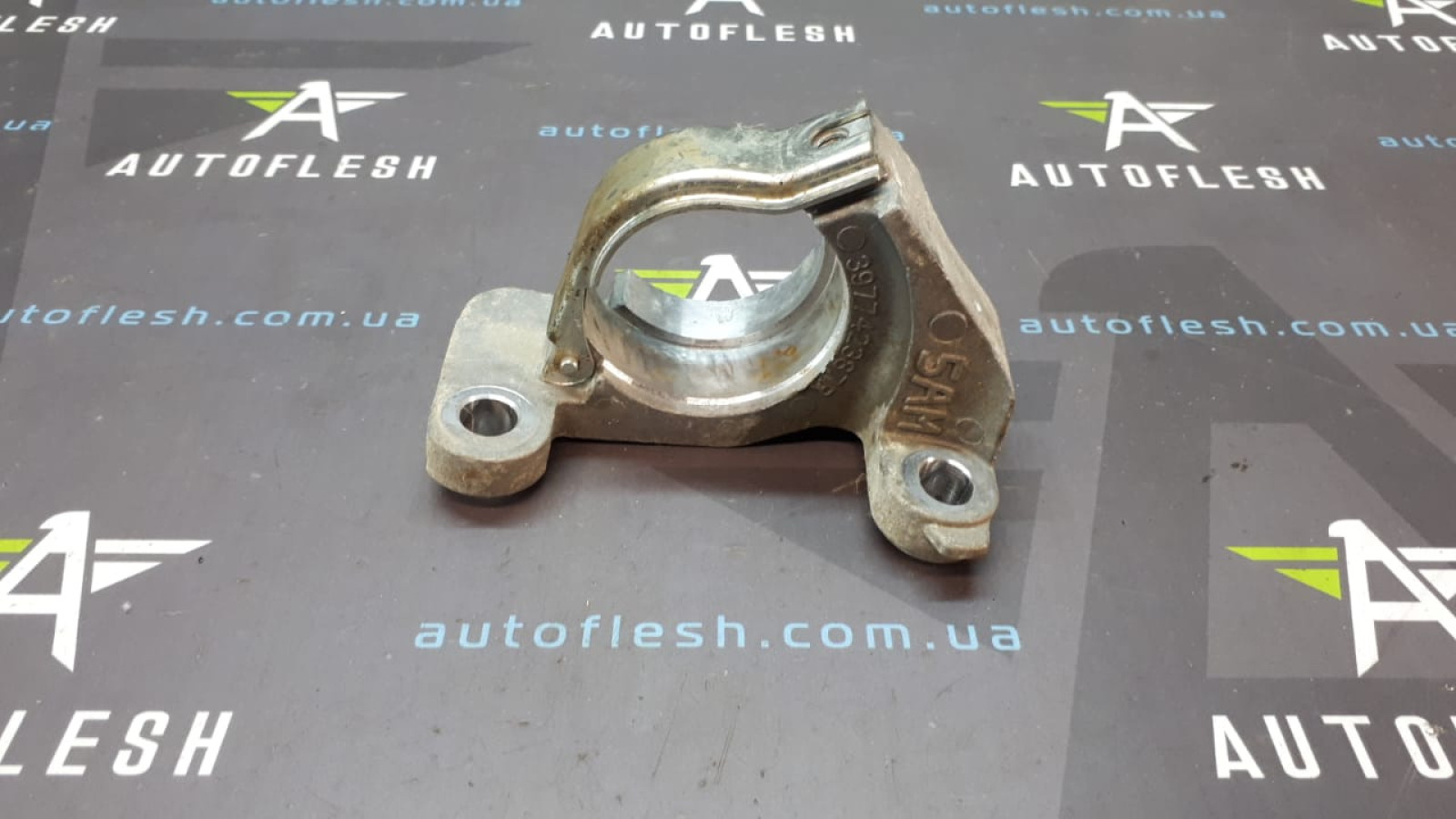 Б/у кронштейн полуоси правой 397742387R для Renault Zoe