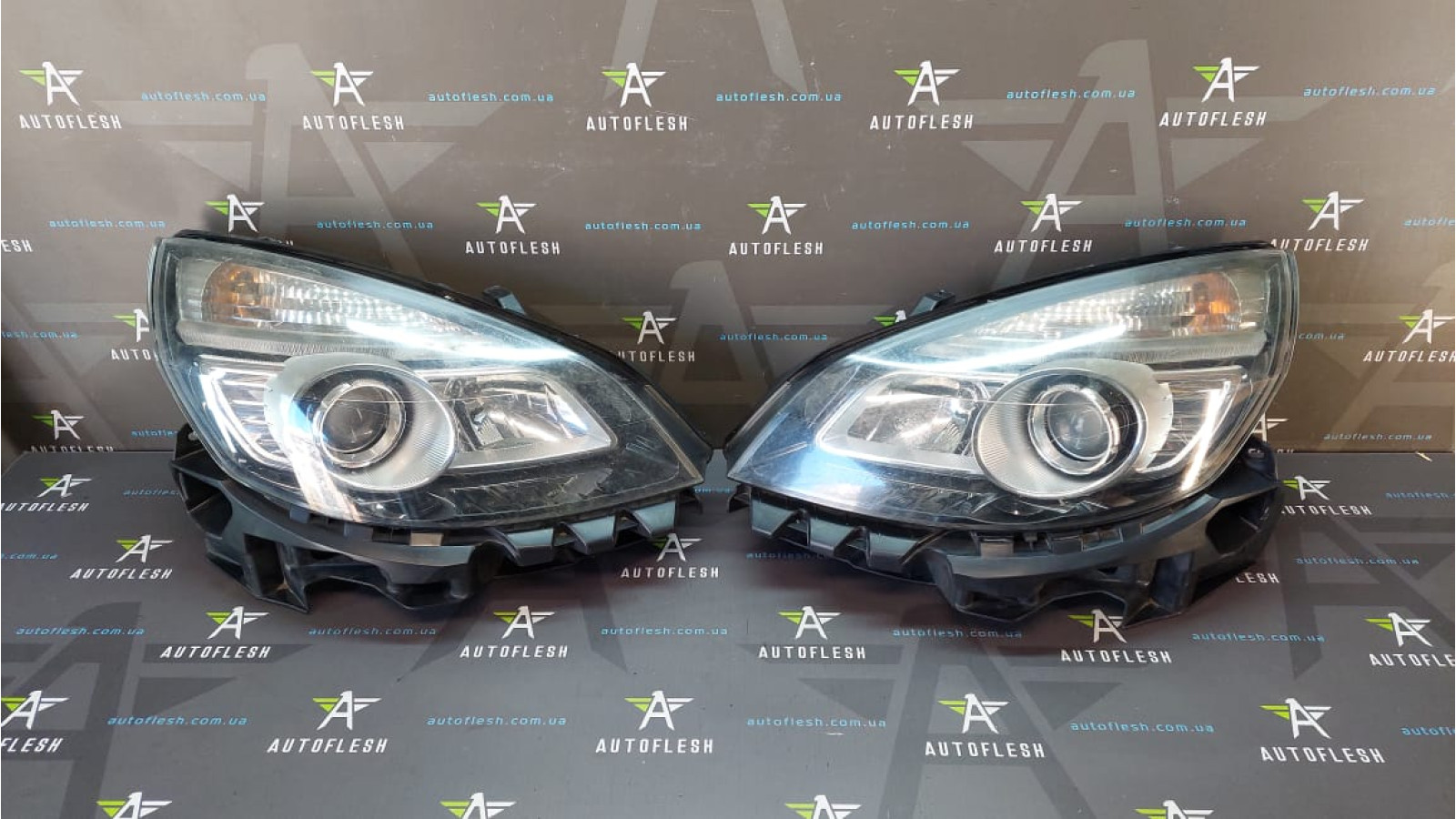 Б/у фара основная чёрная левая/ правая 7701071368, 7701071369 для Renault Scenic II
