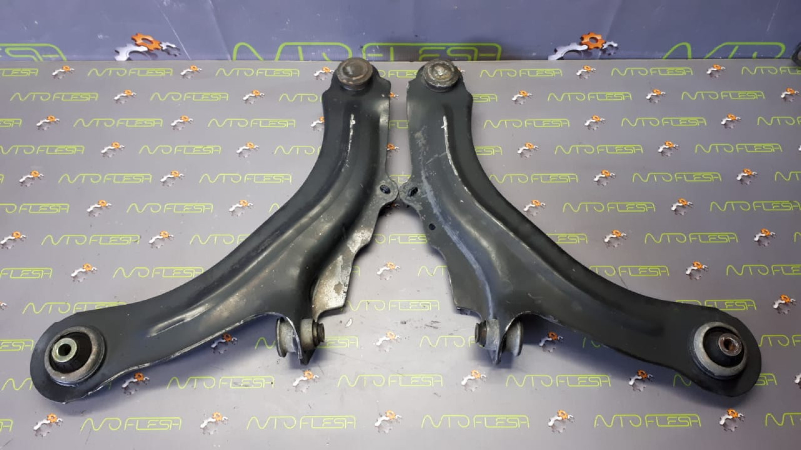 Б/у рычаг передней нижней подвески 8200298455/ 8200298454 для Renault Captur/ Megane II/ Scenic II