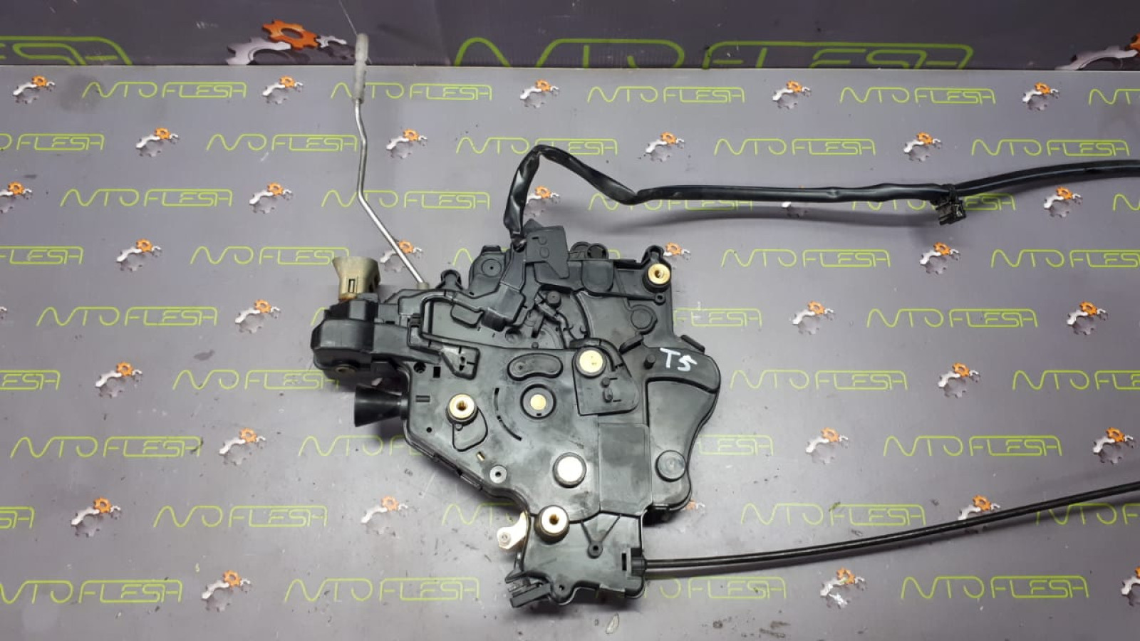 Б/у замок сдвижной двери правый 7H0843654BB для Volkswagen T5 Multivan Б/у замок сдвижной двери правый 7H0843654BB для Volkswagen T5 Multivan