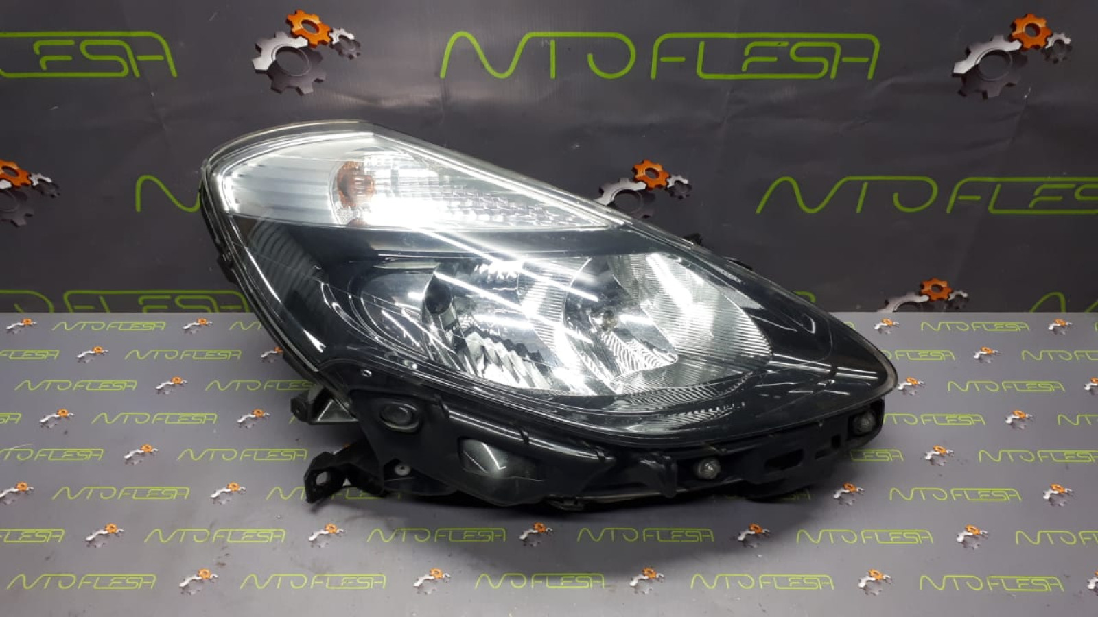 Б/у фара передняя правая 8200892498 для Renault Clio III